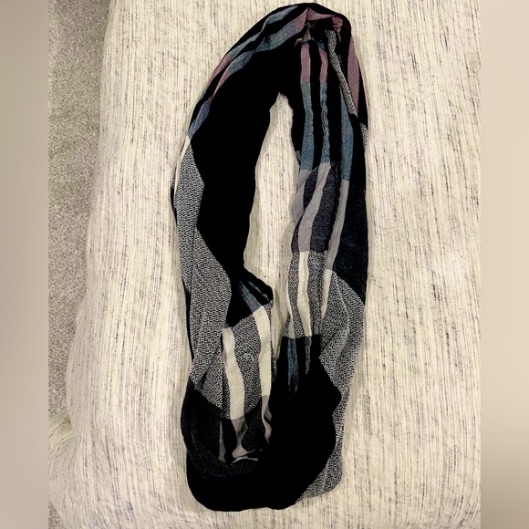 Stylish LOFT Scarf - Picture 1 of 3